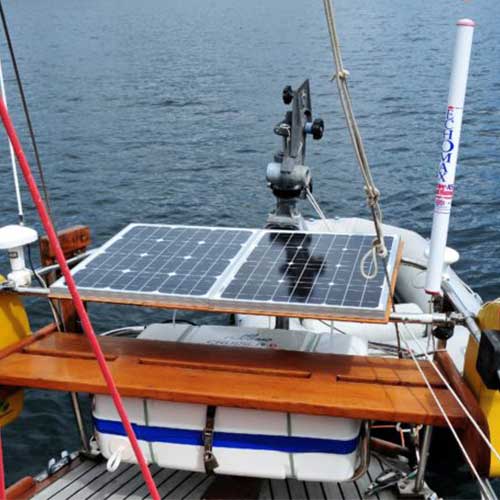 Panneau solaire monocristallin BlueSolar Victron Ernergy sur bateau